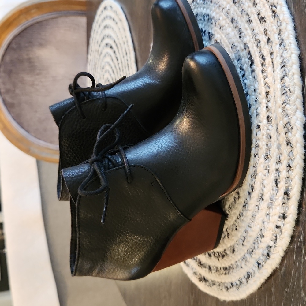Korks Black Leather Bootie 7.5